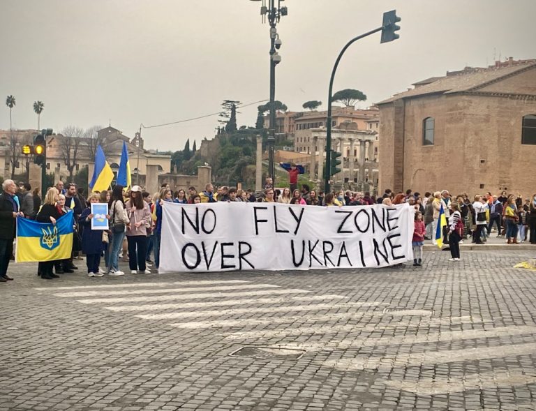 Військовий дрон над українським полем - символ технологічного прогресу ЗСУ