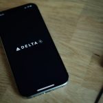 Android смартфон з налаштуваннями батареї на екрані