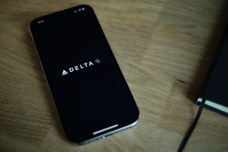 Android смартфон з налаштуваннями батареї на екрані