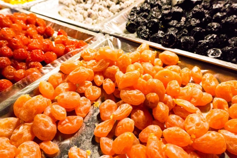 Корисні продукти для довголіття - горіхи, риба, овочі та ягоди