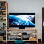 Сучасні телевізори Samsung та TCL в магазині електроніки