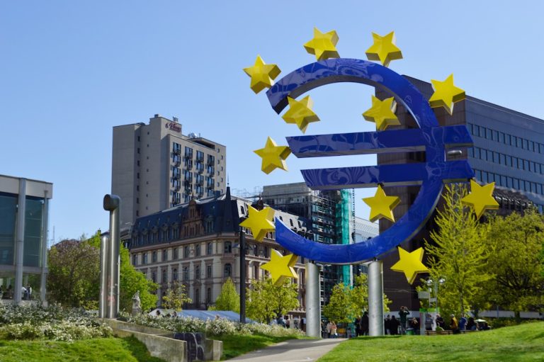 Символічне зображення санкцій Європейського Союзу проти російських банків