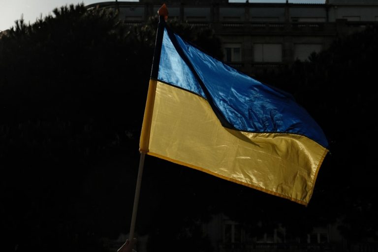 Український прапор та військовий меморіал в пам'ять про загиблих захисників