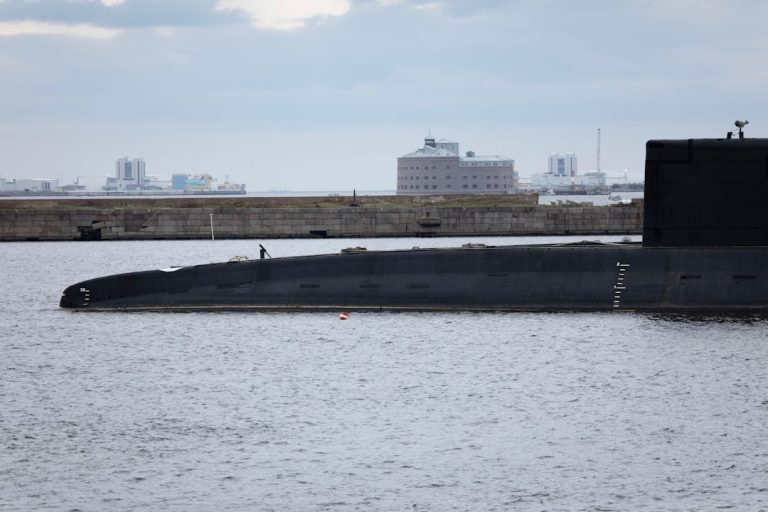 Військові кораблі в морі під час операції захоплення судна
